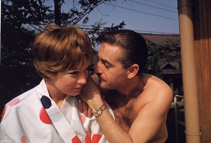 Shirley MacLaine junto a su esposo, el productor Steve Parker, en 1961