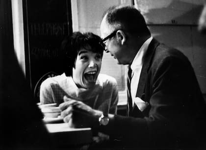 Shirley MacLine y el director Billy Wilder en el set de Irma la Dulce, en 1962