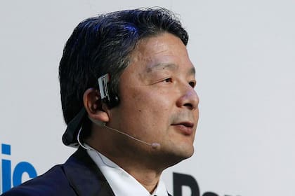 Shiro Kitajima, presidente de Panasonic Consumer Marketing para América, durante la presentación de los auriculares con transmisión ósea del sonido en la feria CES de Las Vegas