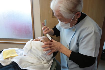 Shitsui Hakoishi atiende a cinco clientes por mes y luego reside en un asilo de ancianos