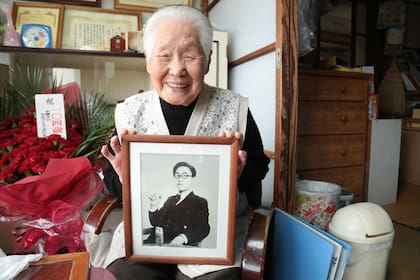 Shitsui Hakoishi se casó con Jiro, quien en 1944 fue reclutado para la Guerra del Pacífico donde murió
