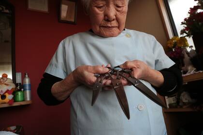 Shitsui Hakoishi tiene 108 años y aún corta el pelo