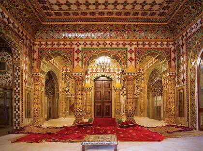 Shobha Niwas, símbolo de la opulencia, decorado con espejo, oro e incrustaciones de piedras en los muros, techos y columnas. Antiguamente esos salones eran usados por el gran rey para recibir invitados. 