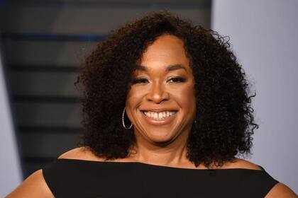 Shonda Rhimes firmó un contrato muy lucrativo con su productora, Shondaland, con Netflix, y es una de las pocas showrunners que puede dictar las reglas con sus empleadores; el apoyo que puedan brindar los creadores de más peso a las negociaciones con los estudios y plataformas, afirma la WGA, podría lograr que los beneficios se repartan más democráticamente y no solo a las "estrellas" de la organización