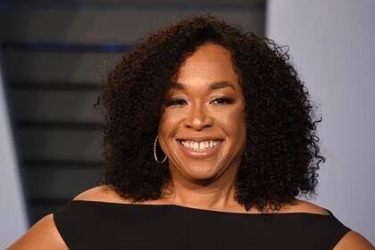 Shonda Rhimes firmó un contrato muy lucrativo con su productora, Shondaland, con Netflix, y es una de las pocas showrunners que puede dictar las reglas con sus empleadores; el apoyo que puedan brindar los creadores de más peso a las negociaciones con los estudios y plataformas, afirma la WGA, podría lograr que los beneficios se repartan más democráticamente y no solo a las "estrellas" de la organización 