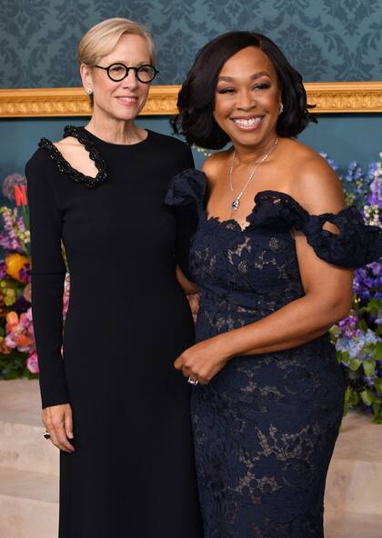 Shonda Rhimes, la gran productora de Grey's Anatomy y por supuesto de Bridgerton, asistió al estreno junto con su socia, Betsy Beers