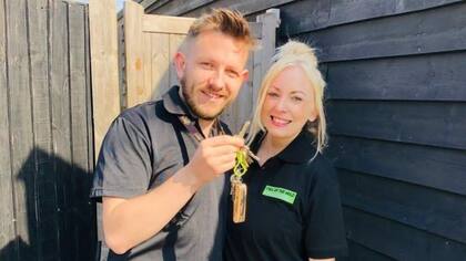 Shorter y su esposa el día de la inauguración de su zoológico del sur de Inglaterra