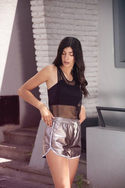 Shorts plateados con elástico en la cintura y remera red con top elastizado negro de algodón (Uma)