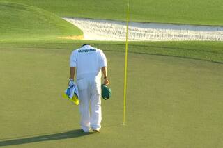 Fin del misterio: la explicación del gesto del caddie de Matsuyama en Augusta