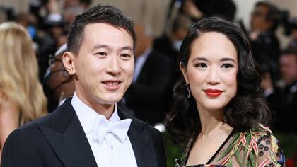 Shou Zi Chew ha pasado los últimos meses en una campaña de promoción, la cual lo ha llevado a aparecer en eventos como la Met Gala de Nueva York de 2022, junto a su esposa Vivian Kao.