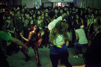 Show de Big Mama Laboratorio, el proyecto musical que une danza urbana y folclórica.