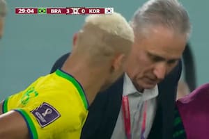 Show de Brasil: Tité se prendió en el baile del festejo del 3-0 con el autor del tanto, Richarlison; fiesta total ante Corea del Sur
