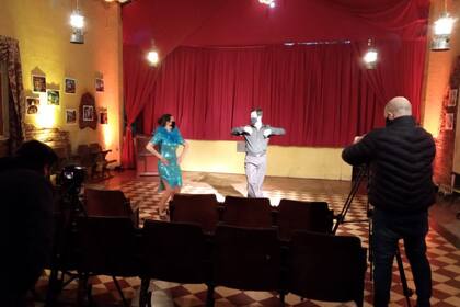 Show de tango en el que los bailarines llevaron barbijo: así fue uno de los números artísticos que se apreciaron en el aniversario del cine club Colón de Roque Pérez.