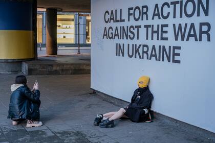 Shtein le saca una foto a Alyokhina en Lituania