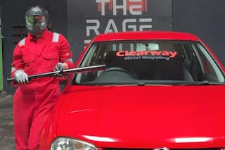 Las "salas de la furia" donde cada vez más mujeres se desahogan destrozando cosas