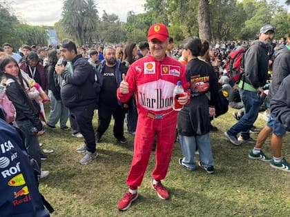 "Shumy de Avellaneda", quien desde el 2000 usa una réplica del traje de Schumacher y se identifica como su doble