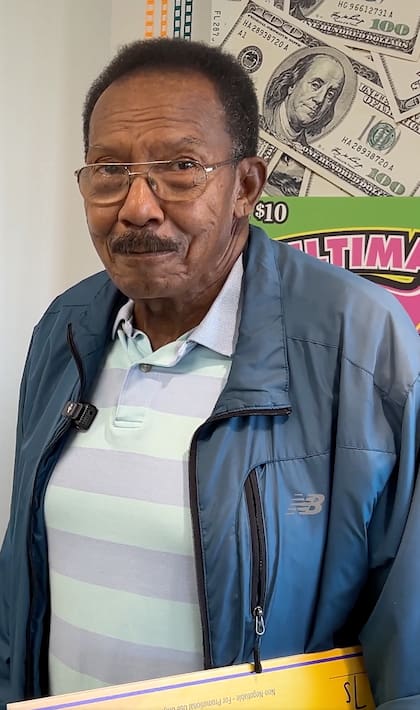 Shuttles decidió probar suerte y compró un boleto de rasca y gana Ultimate 7s en la caja de una tienda de conveniencia