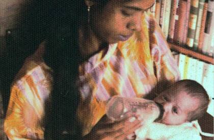 Shyamala, dando la mamadera a su beba Kamala