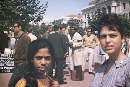 Shyamala, en Berkeley, durante una protesta por los derechos civiles (Crédito: Campaña de Kamala Harris)