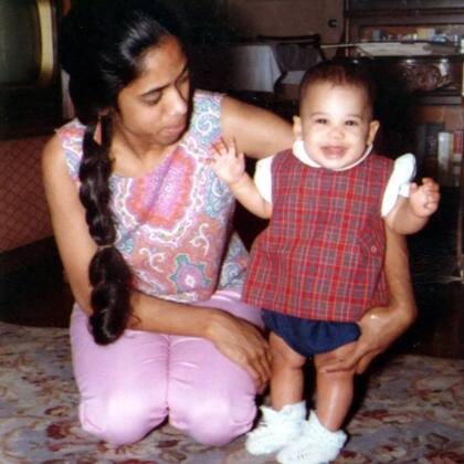 Shyamala y su beba, Kamala (Instagram de Kamala Harris)