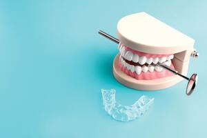 La patología cada vez más habitual que somete a los dientes a una fuerza equivalente a 100 kilos