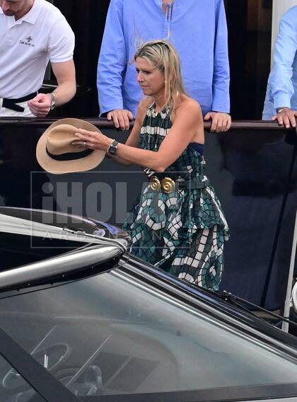 Si alguien cree que fuera del protocolo y en plenas vacaciones la reina Máxima abandona su gran estilo, se equivoca. Así, espléndida y con un look regio, los paparazzi avistaron a la soberana en medio del mar Egeo.