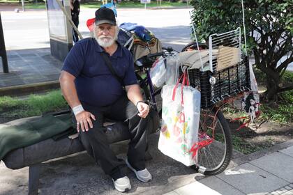 "Si alquilo, no como", cuenta Mario, que guarda todas sus pertenencias en los canastos de su bicicleta y duerme en el estacionamiento de una estación de servicio