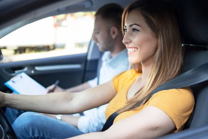 Si aportan una serie de documentos, migrantes sin estatus en Nueva York pueden rendir los exámenes para obtener una licencia de conducir