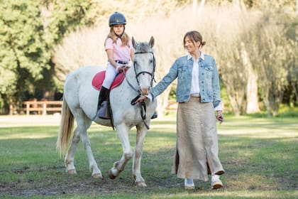 Si bien accedió a llevar a su nieta de tiro, Andrea dejó de andar a caballo hace décadas. En 1993, se le disparó una yegua polera en el campo de Lucas Bocchino, su marido. Tuvo una caída fuerte y nunca más se subió.