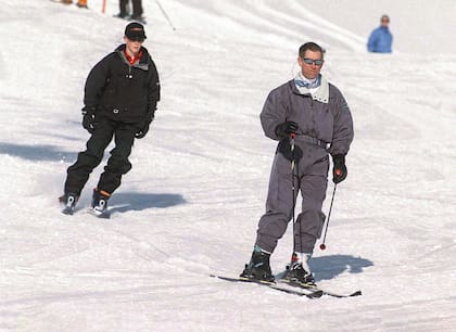 Si bien aprendió a esquiar a los 14, fue en Klosters, un conocido centro invernal de Suiza, donde selló su amor con este deporte en 1978. Visitó el centro de esquí varias veces más a través de los años. En la foto, junto al príncipe Harry, en una foto tomada en enero de 1999, siete meses antes de la muerte de su exmujer, Lady Di.