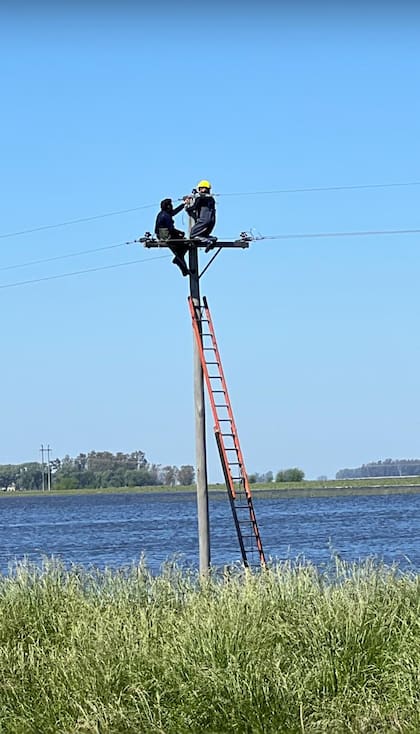 Si bien contó que usan todos los elementos de seguridad, se exponen a una caída al agua