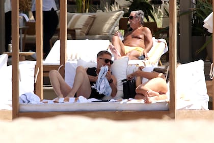 Si bien decidieron alojarse en un hotel, eligieron para disfrutar del sol y el mar el exclusivo parador Casablanca, ubicado en la zona de La Barra. Apenas llegaron, se acomodaron en uno de los grandes camastros del lugar, donde charlaron, compartieron algunos tragos y aprovecharon para descansar