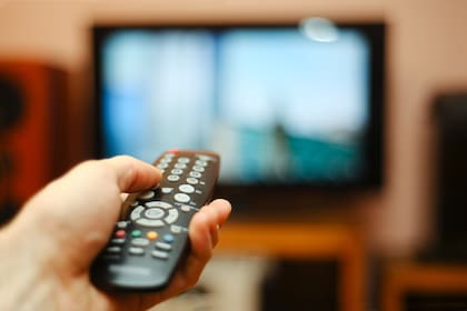 Si bien desenchufar la TV puede ayudar al ahorro de energía, no apagarla correctamente podría generar un gran problema