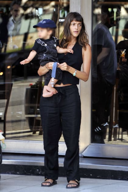 Si bien durante el día estuvo de paseo con su familia, por la noche a la actriz se la pudo ver en un desfile de la Semana de la Moda en Buenos Aires, en donde se reencontró con varias amigas