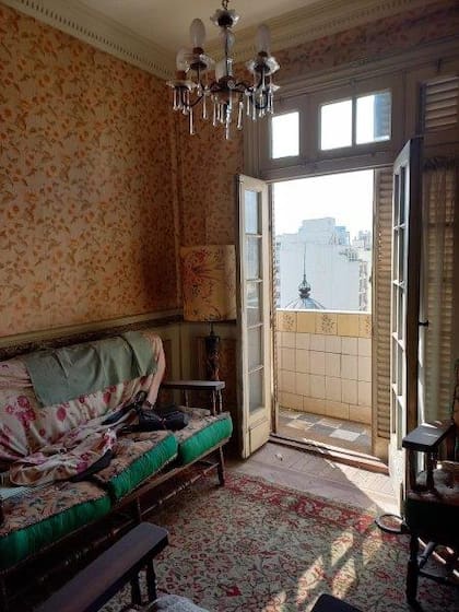 Si bien el departamento necesita una remodelación, se trata de una oportunidad por la terminación y los increíbles exteriores del edificio