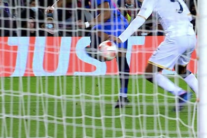 Si bien el disparo de Adama Traor roz la mano de Juan Jess, la pelota no cambi su trayectoria