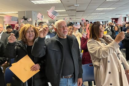 Si bien el Uscis no exige contar con abogado para tramitar la ciudadanía, solo los representantes autorizados por la EOIR pueden brindar asistencia legal válida