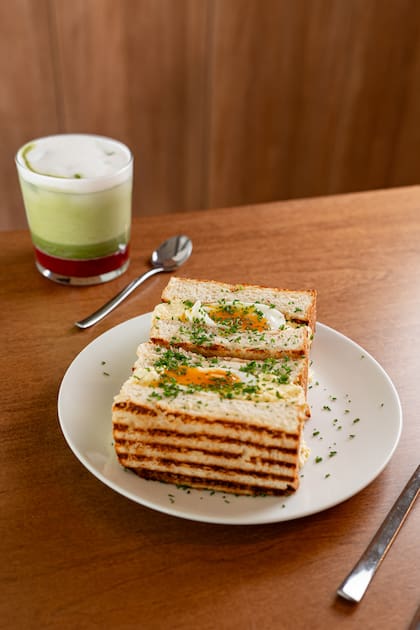 Si bien empezó focalizada en la pastelería, con el tiempo fue incorporando opciones originales de almuerzo, como el sando de estilo japonés