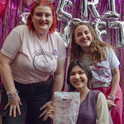 Si bien en la feria se priorizan los productos de Taylor Swift, también se pueden encontrar cosas de otros artistas