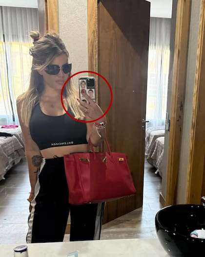 Si bien en ocasiones cambia sus fundas para el celular, la que acostumbra a usar con mayor frecuencia es la que tiene las caras de sus cinco hijos (Foto: Instagram @wanda_nara)