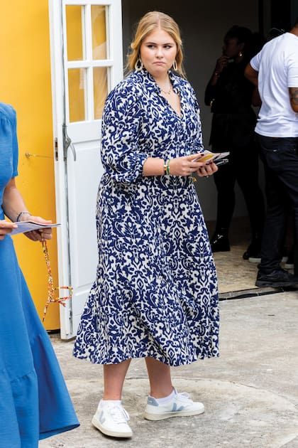 Si bien en su vestidor hay marcas de lujo, que comparte con su mamá, la princesa heredera posee una gran variedad de propuestas más fast fashion, como este vestido estampado de Zara que llevó a la gira que hizo con su familia a las islas del Caribe holandés, en febrero de 2023