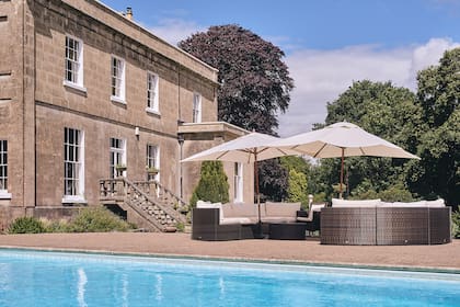 Si bien está considerado parte del patrimonio histórico de Inglaterra, los propietarios hicieron algunos cambios en el inmueble, como la incorporación de la piscina