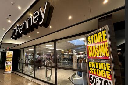Si bien estaba programada para cerrar en mayo, la sucursal de JCPenney en el centro comercial Westfield Annapolis de Annapolis, Maryland, estará abierta al menos hasta el 31 de agosto (Jim Watson/AFP)