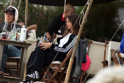 Si bien estuvo entretenida con la charla, Lucía Celasco no descuidó su celular ni los mensajes que le llegaban