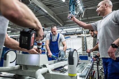 Si bien gran parte de la fábrica cuenta con procesos automatizados, aún requiere la presencia de operarios humanos