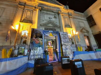 Si bien habrá tres misas por streaming, la gente puede ir igual a venerar la figura del santo. No van a poder entrar al templo, pero sí podrán acercarse en fila, sin entrar a la iglesia, pero van a poder circular para rezarle al patrono del pan y del trabajo