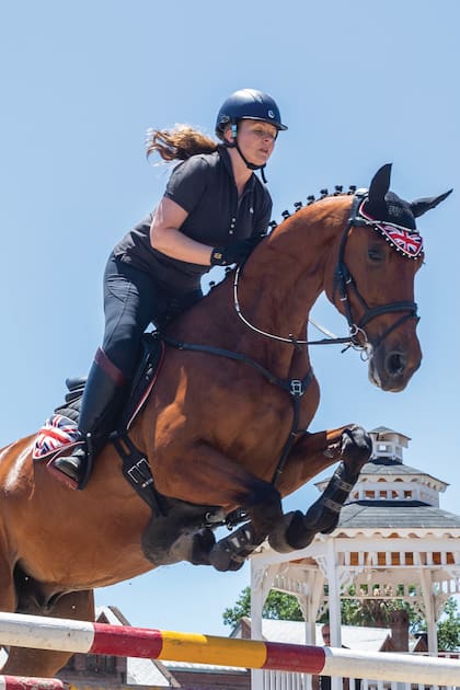 Si bien Kirsty monta desde chica, hace muy poco comenzó a tomar clases de polo, deporte que la apasiona.