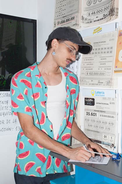 Si bien la adolescencia de Hochman transcurrió entre lecturas y escrituras, cuando empezó a estudiar actuación y dirección de cine, su pasión por la literatura quedó en estado de reposo.