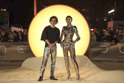 Si bien la mayoría de las miradas estuvieron puestas en Zendaya, Timothée Chalamet también se preparó para la ocasión y en su caso lo más llamativo de su look fue su pantalón