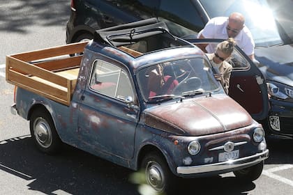 Si bien la mini camioneta necesitaba al menos una mano de pintura, la condesa italiana se mostró feliz en su momento y no dudó en probarlo. A paso lento pero seguro, condujo orgullosa el regalo vintage, una auténtica joya de colección.